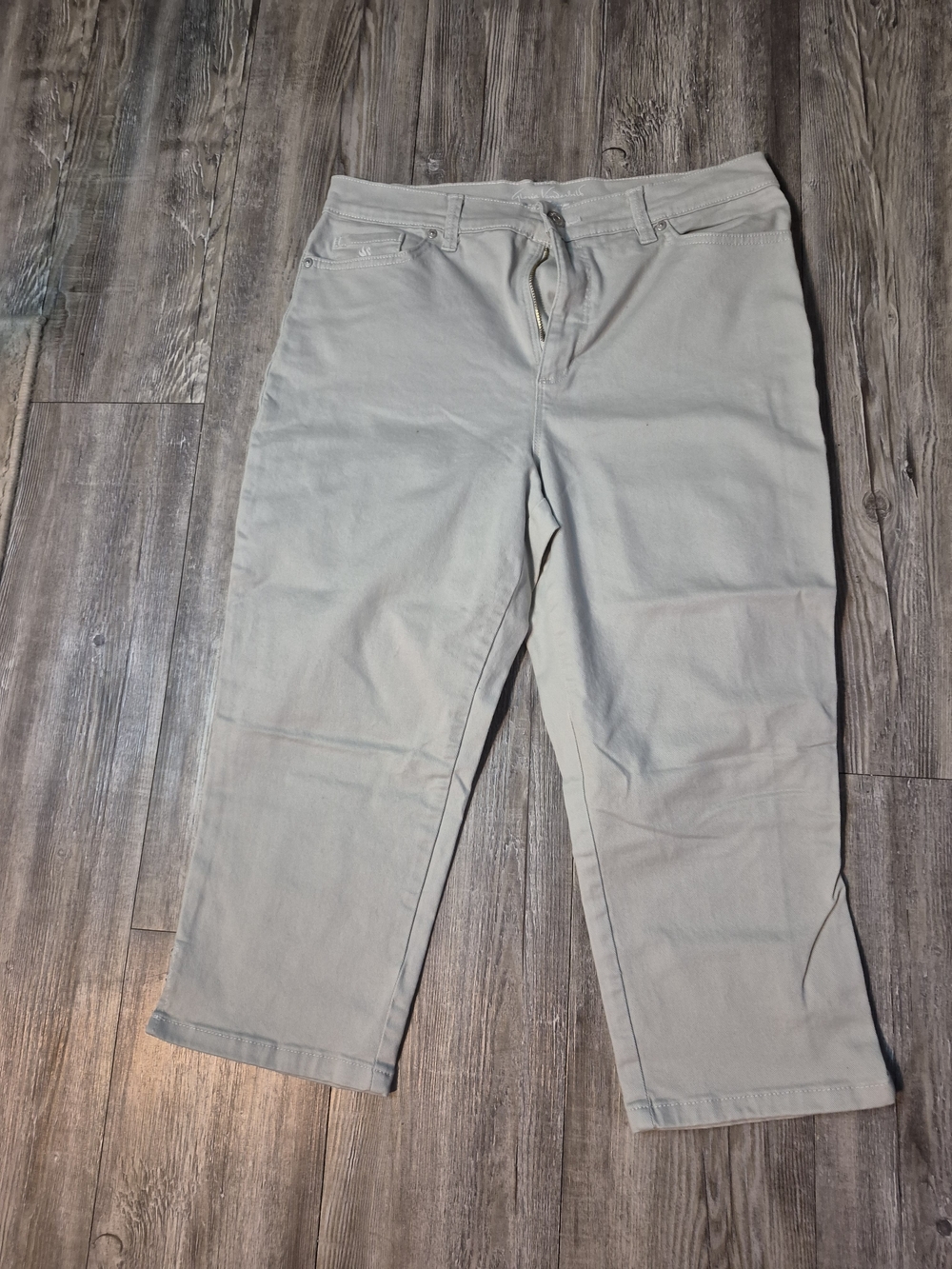 Gloria Vanderbilt Beige Straight-Leg Capris